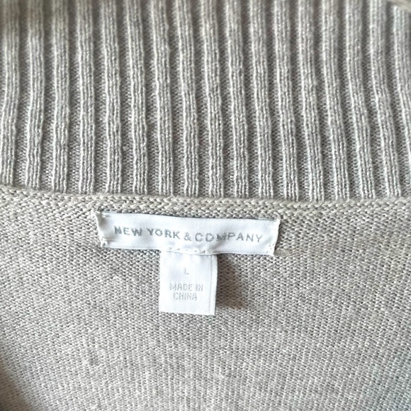 New York and Company Deep V sweater - Picture 4 of 4